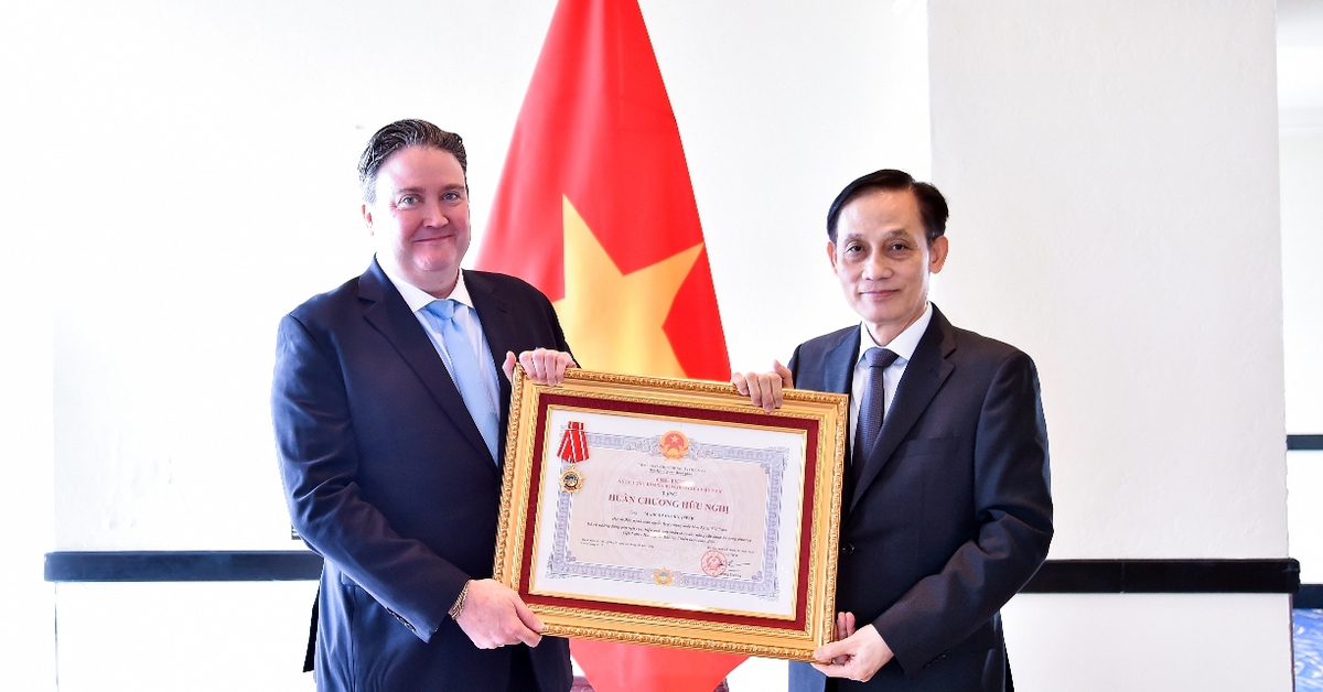 Trao Huân chương Hữu nghị cho Đại sứ Mỹ tại Việt Nam Marc Knapper
