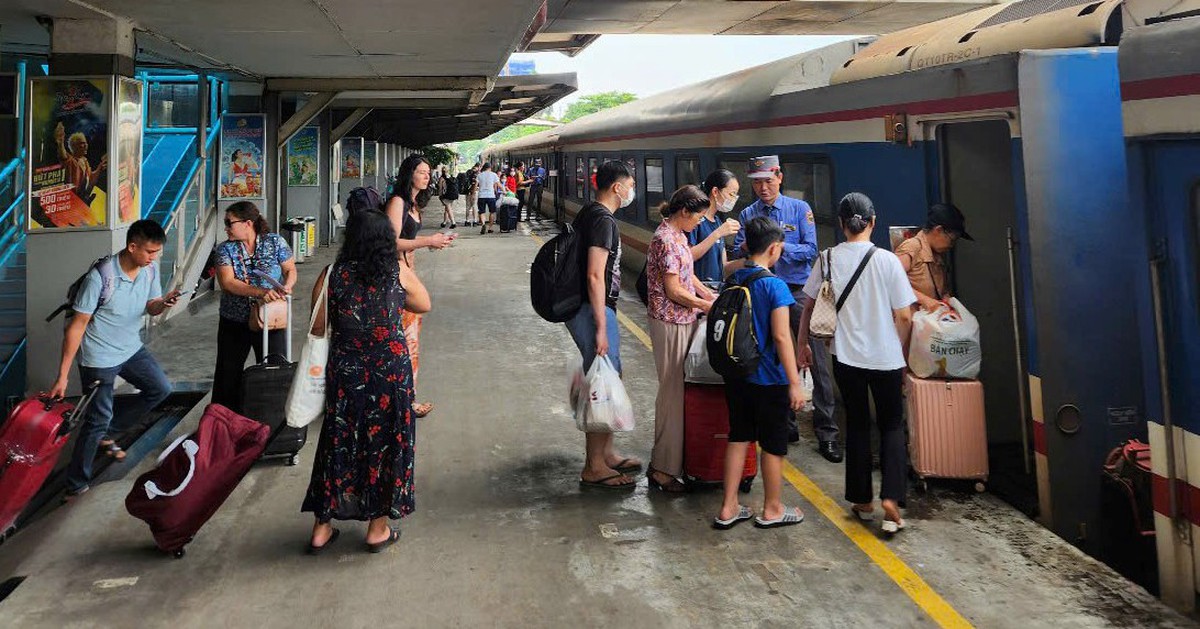 Về quê ăn Tết hay không khi đủ thứ để chi: Tiền xe cộ, quà cáp, lì xì...