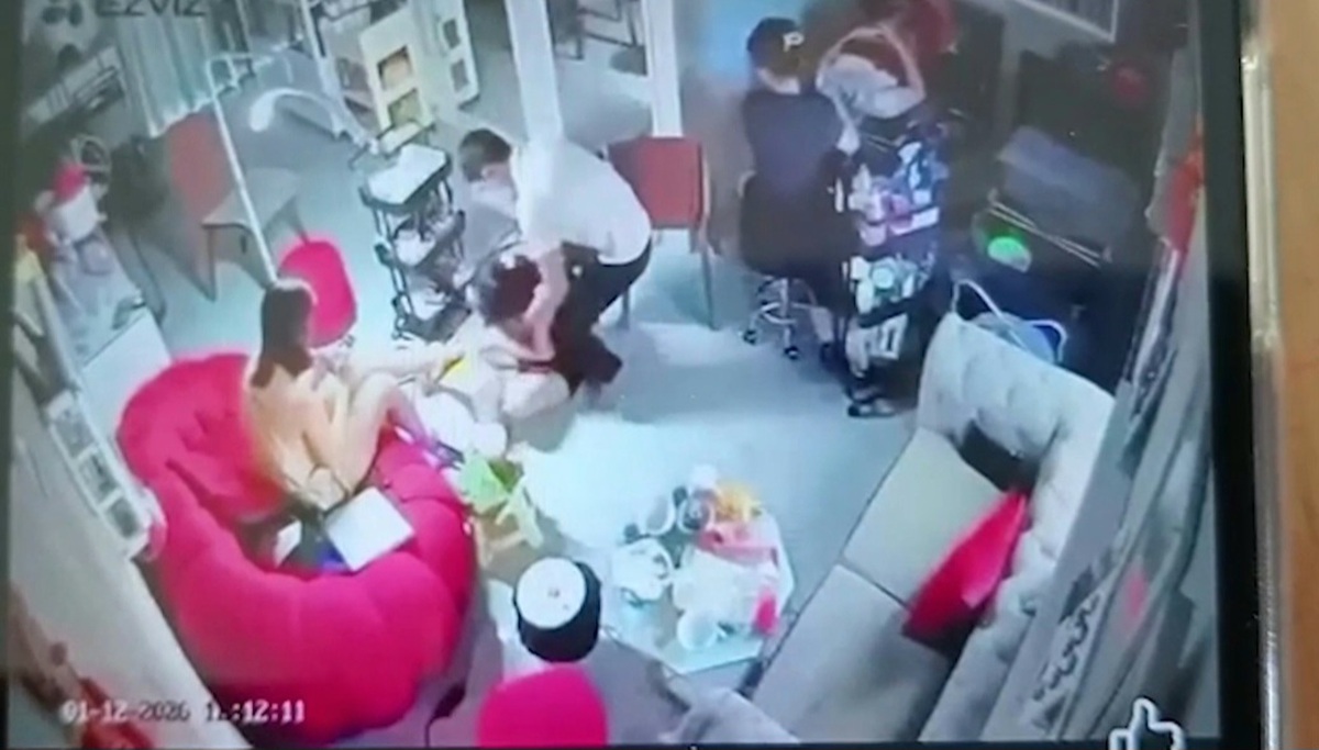 Xác minh vụ nam thanh niên dùng vật nhọn đâm người phụ nữ trong tiệm làm tóc