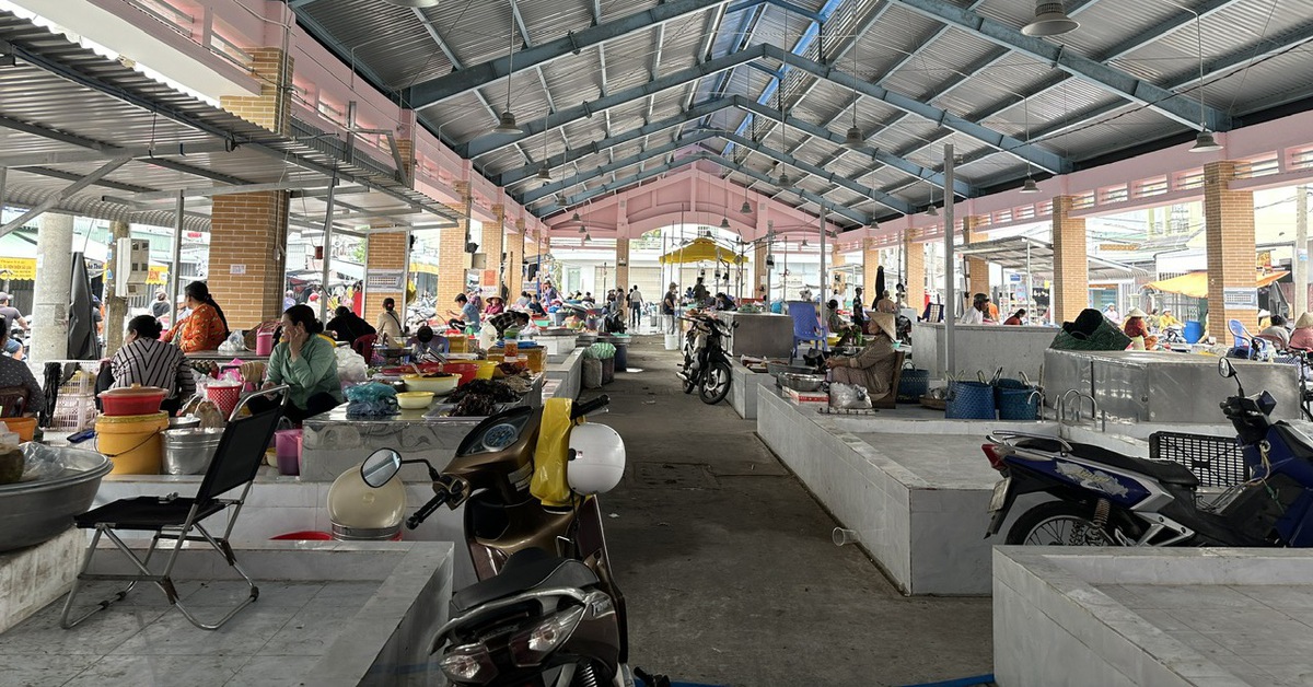 Tiểu thương buồn hiu vì chợ mới xây xong chỉ loe ngoe vài người mua