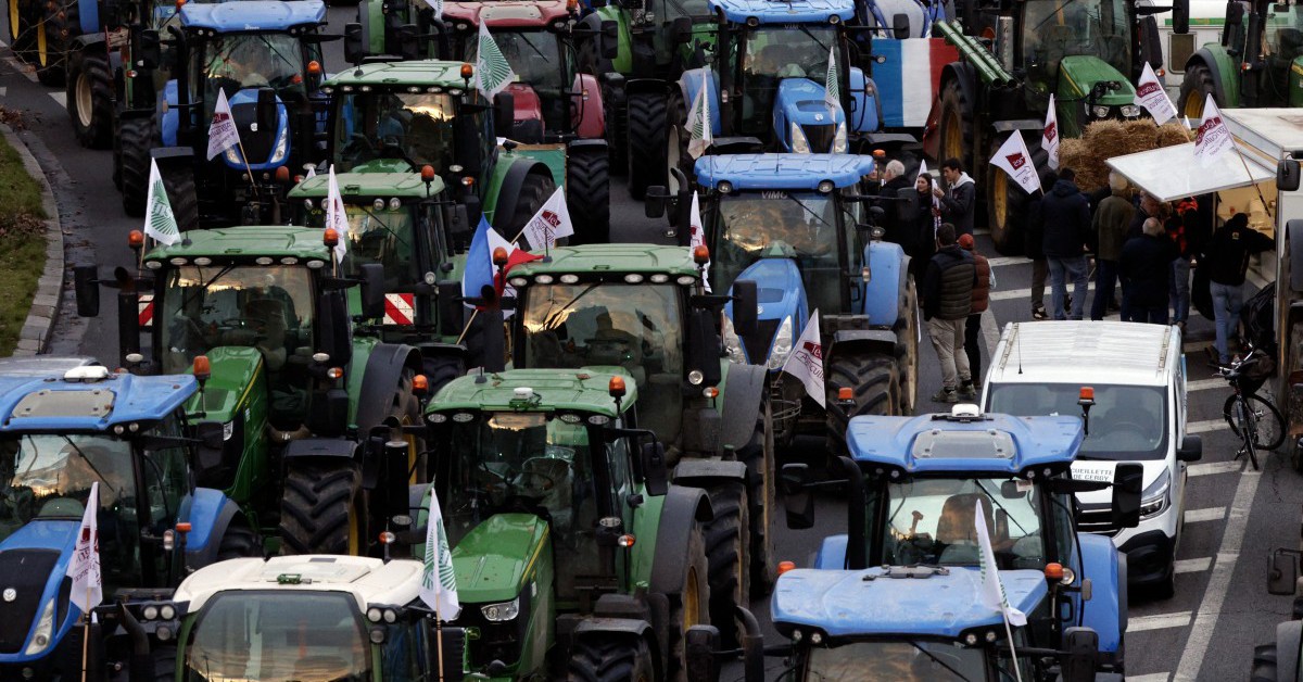Nông dân lái hàng trăm máy kéo vào Paris biểu tình, nấu ăn trước Quốc hội Pháp