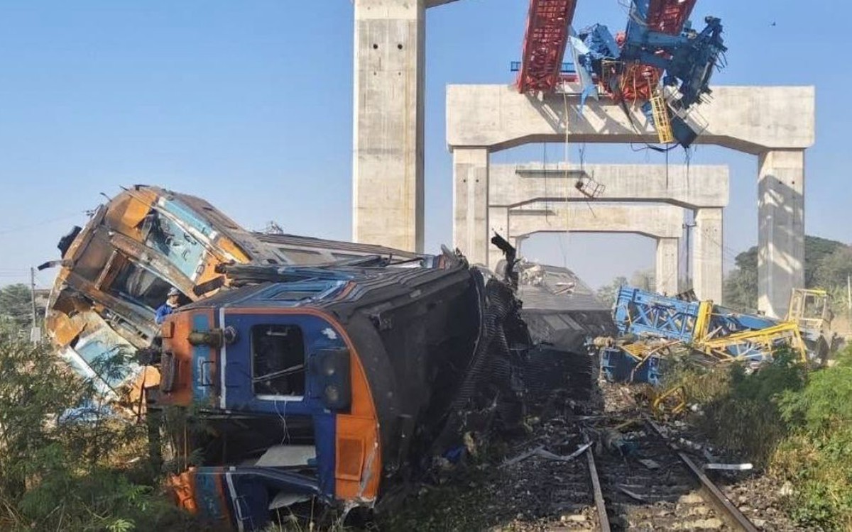 Cần cẩu đổ sập xuống đoàn tàu đang chạy ở Thái Lan, 22 người chết và 30 người bị thương