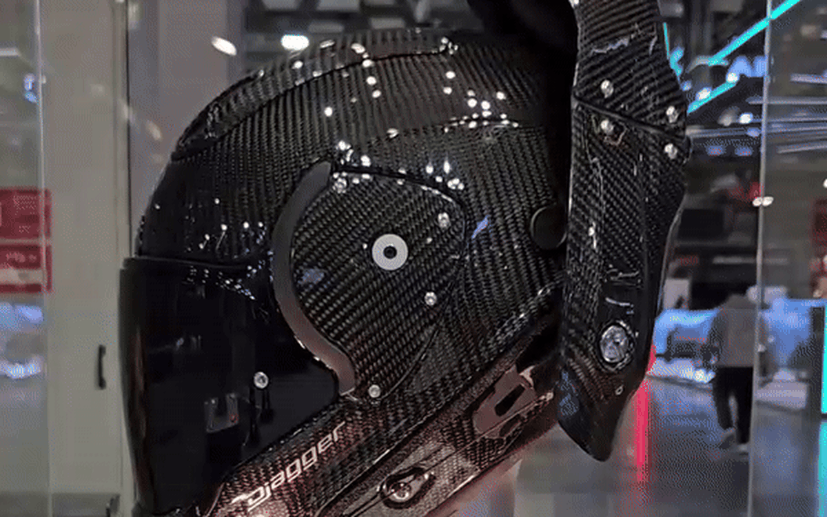 Mũ bảo hiểm không cần cài quai, tự tách ra để trùm đầu người dùng