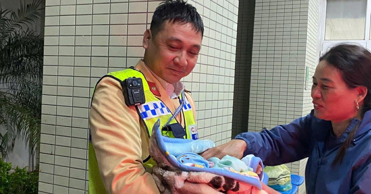 Bé trai 3,2kg chào đời ngay trên xe tuần tra của cảnh sát giao thông - Tuổi Trẻ Online