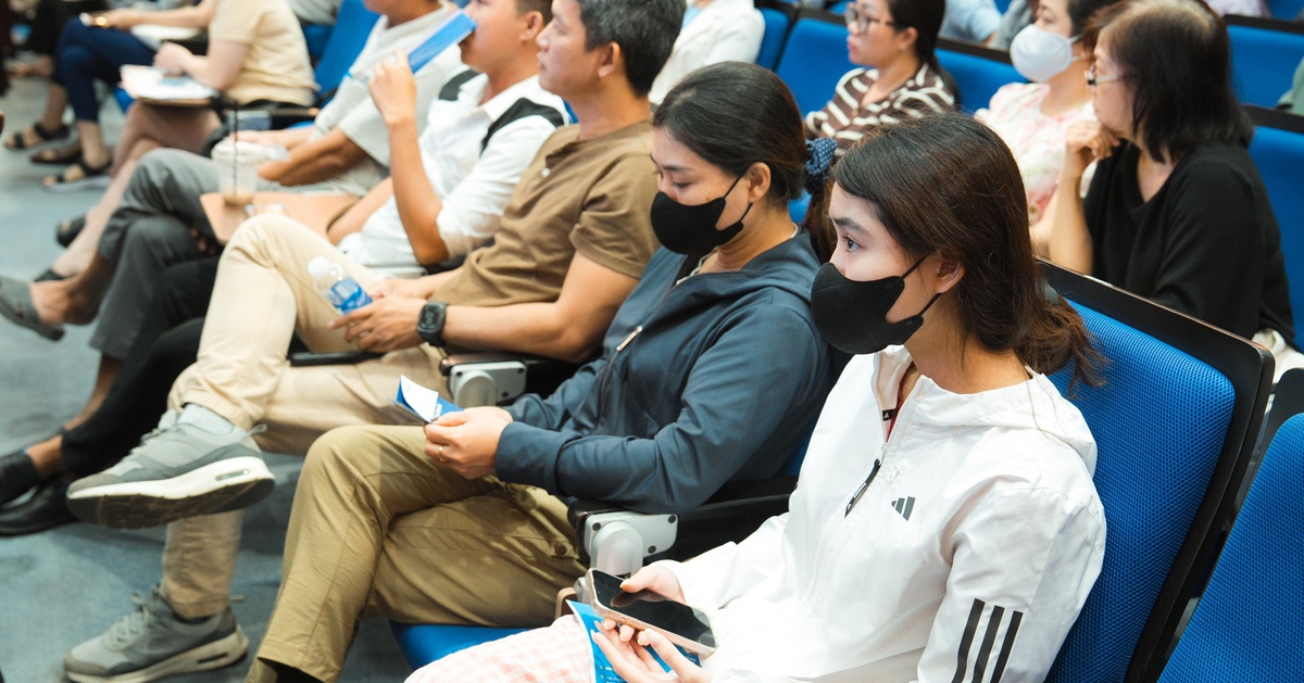 Bị kênh online bủa vây, tiểu thương chợ truyền thống hợp sức để tồn tại và phát triển