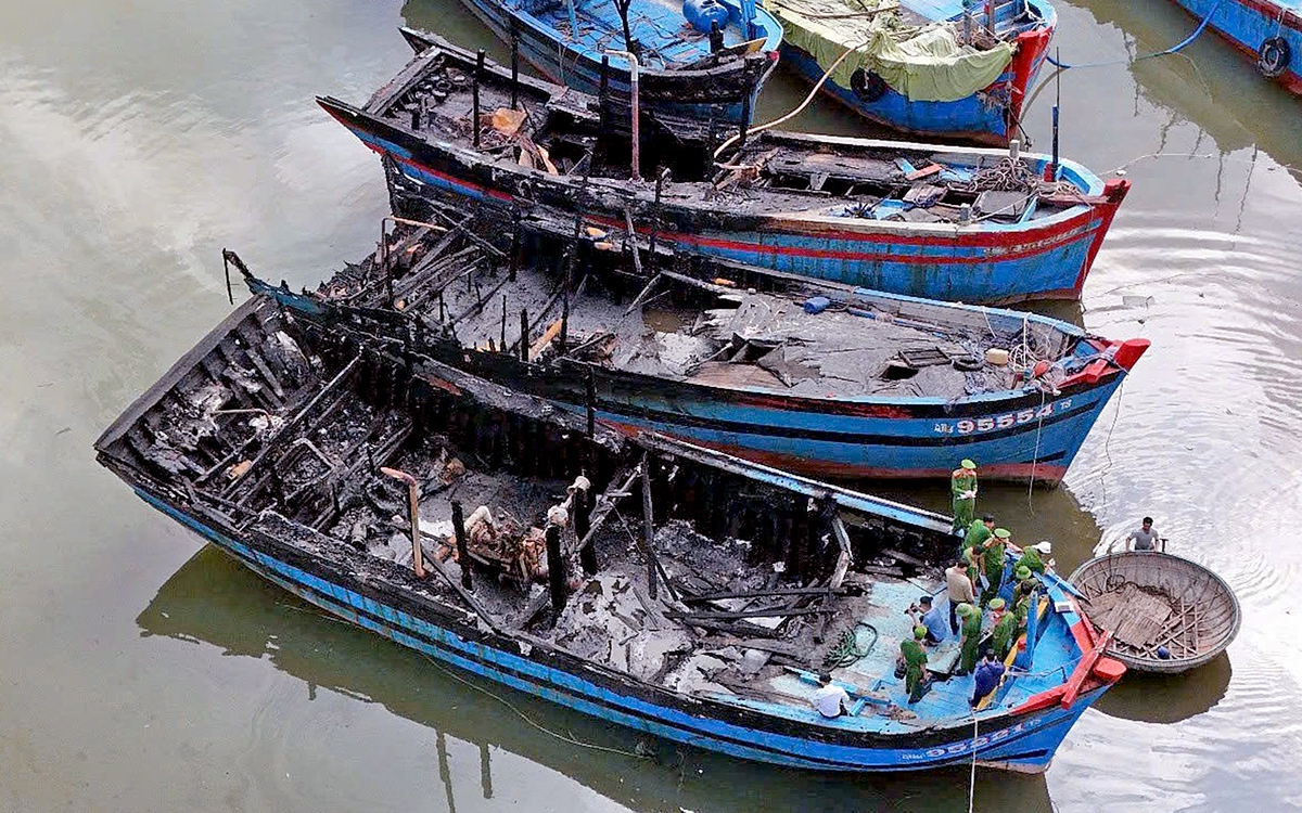 Hình ảnh 4 tàu cá cháy lúc rạng sáng, công an đang tìm nguyên nhân