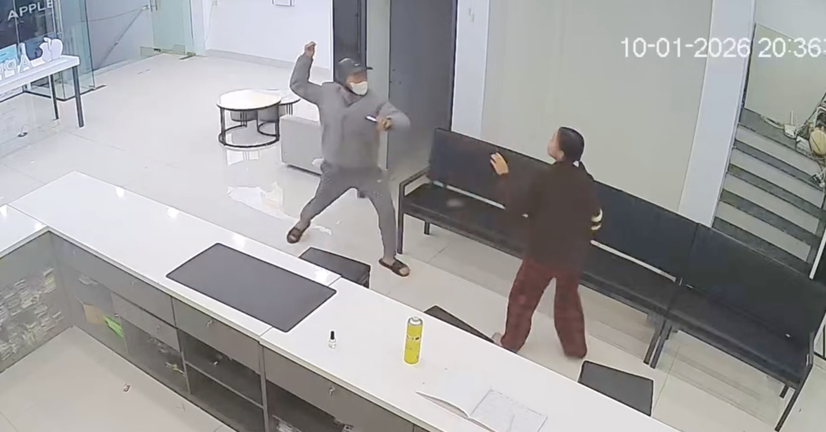 Bắt thanh niên đấm nữ chủ cửa hàng cướp hai điện thoại iPhone