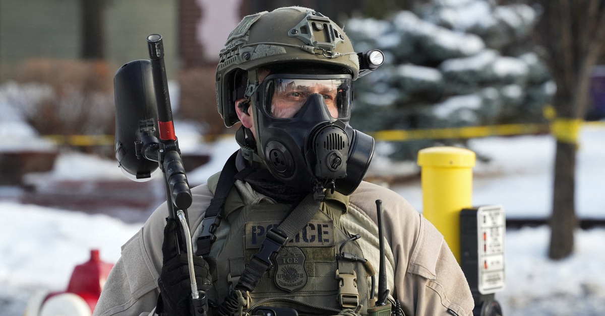 Đặc vụ ICE bị cấm bắt giữ, xịt hơi cay vào người biểu tình ôn hòa ở Minnesota