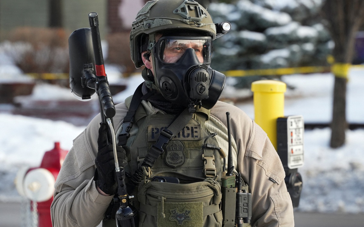 Đặc vụ ICE bị cấm bắt giữ, xịt hơi cay vào người biểu tình ôn hòa ở Minnesota