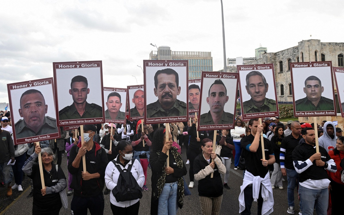 Chủ tịch Cuba xuống đường cùng tuần hành tưởng niệm 32 chiến sĩ hy sinh khi Mỹ tập kích Venezuela