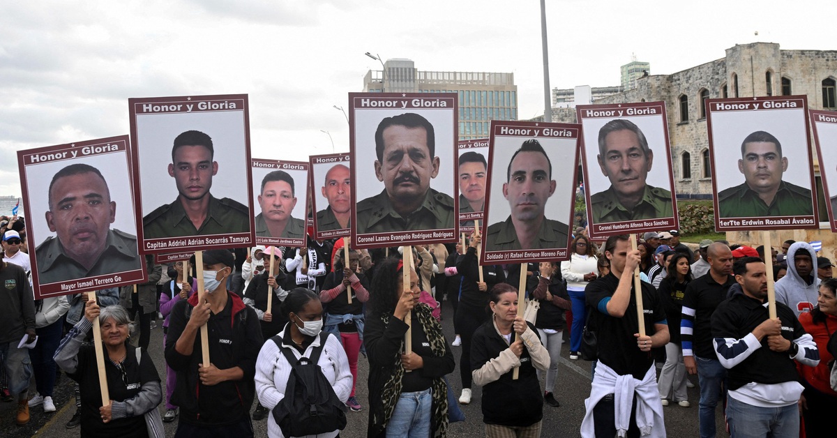 Chủ tịch Cuba xuống đường cùng tuần hành tưởng niệm 32 chiến sĩ hy sinh khi Mỹ tập kích Venezuela