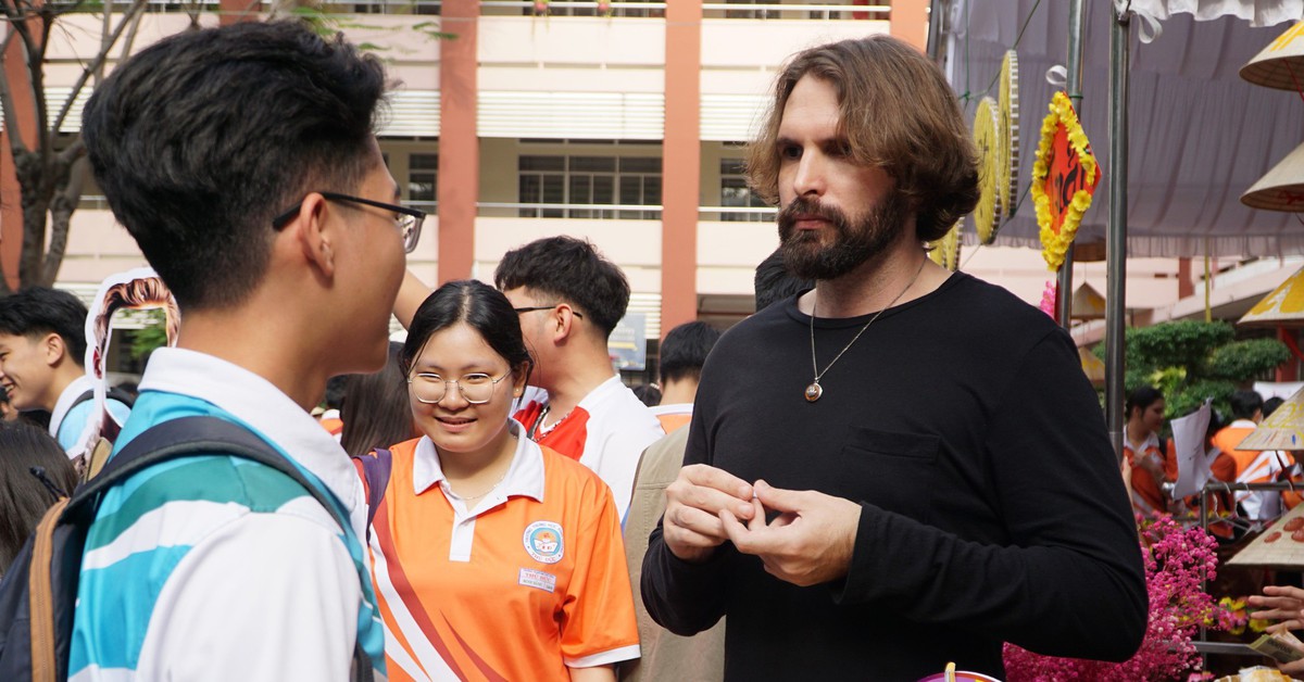 Sân trường trở thành không gian giao lưu văn hóa