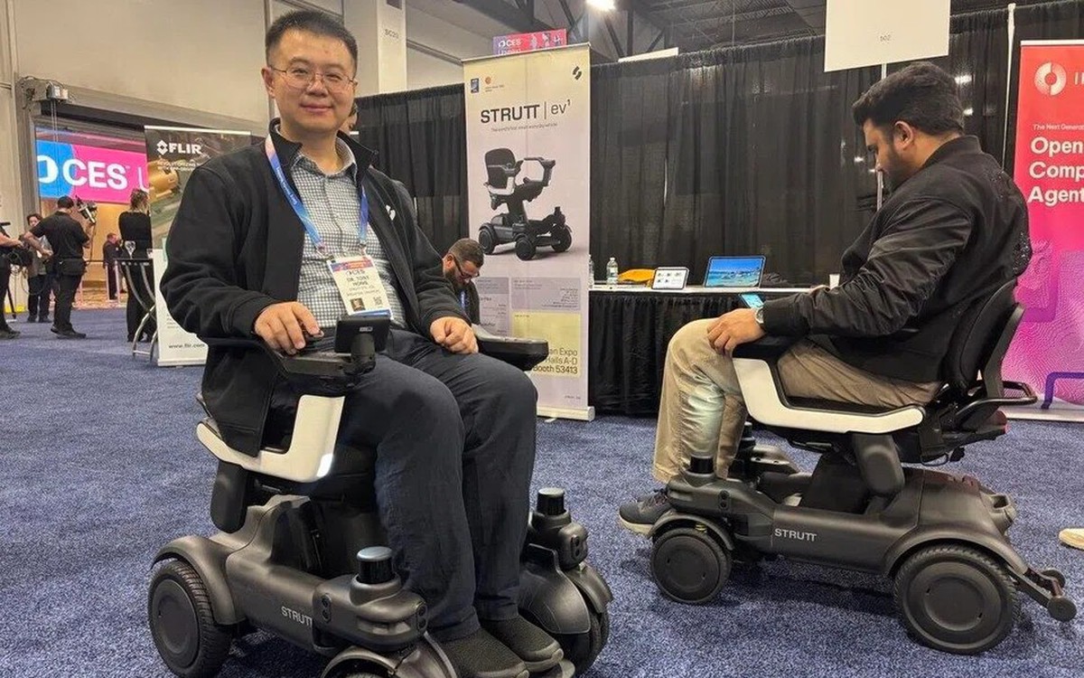 Xe lăn biết 'nghe lời' người dùng, tự tìm đường, tự tránh người đi bộ