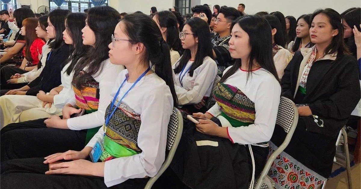 600 học sinh Trường dự bị ĐH dân tộc Sầm Sơn lần đầu dự tư vấn tuyển sinh