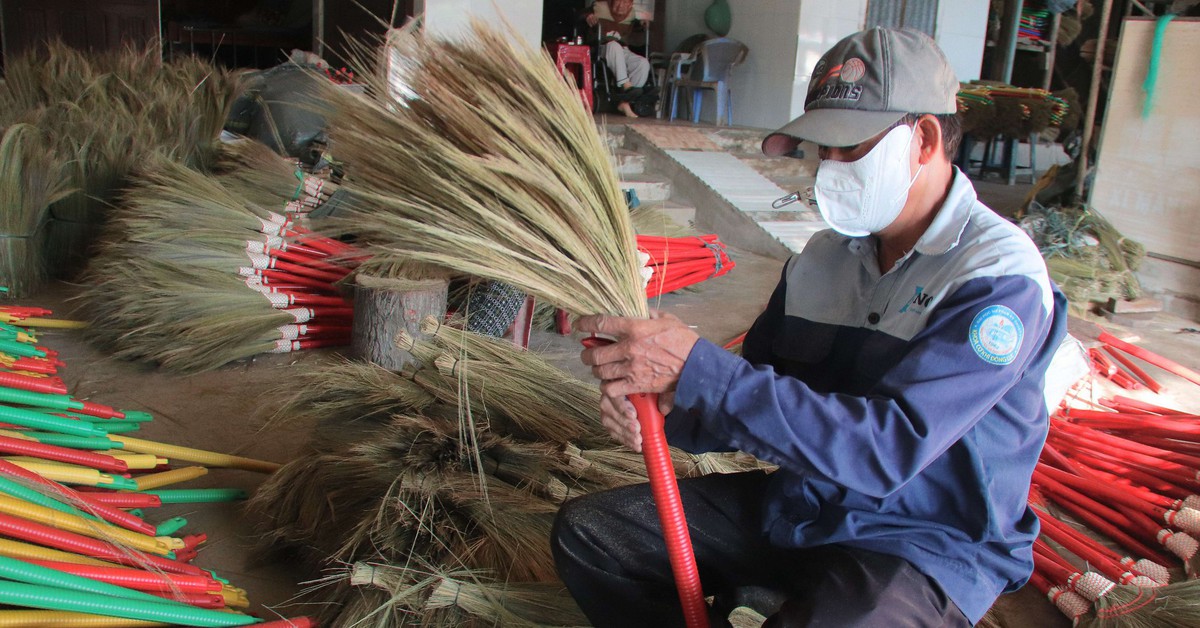 Làng nghề chổi đót Chiêm Sơn hối hả chạy đua đơn hàng cuối năm