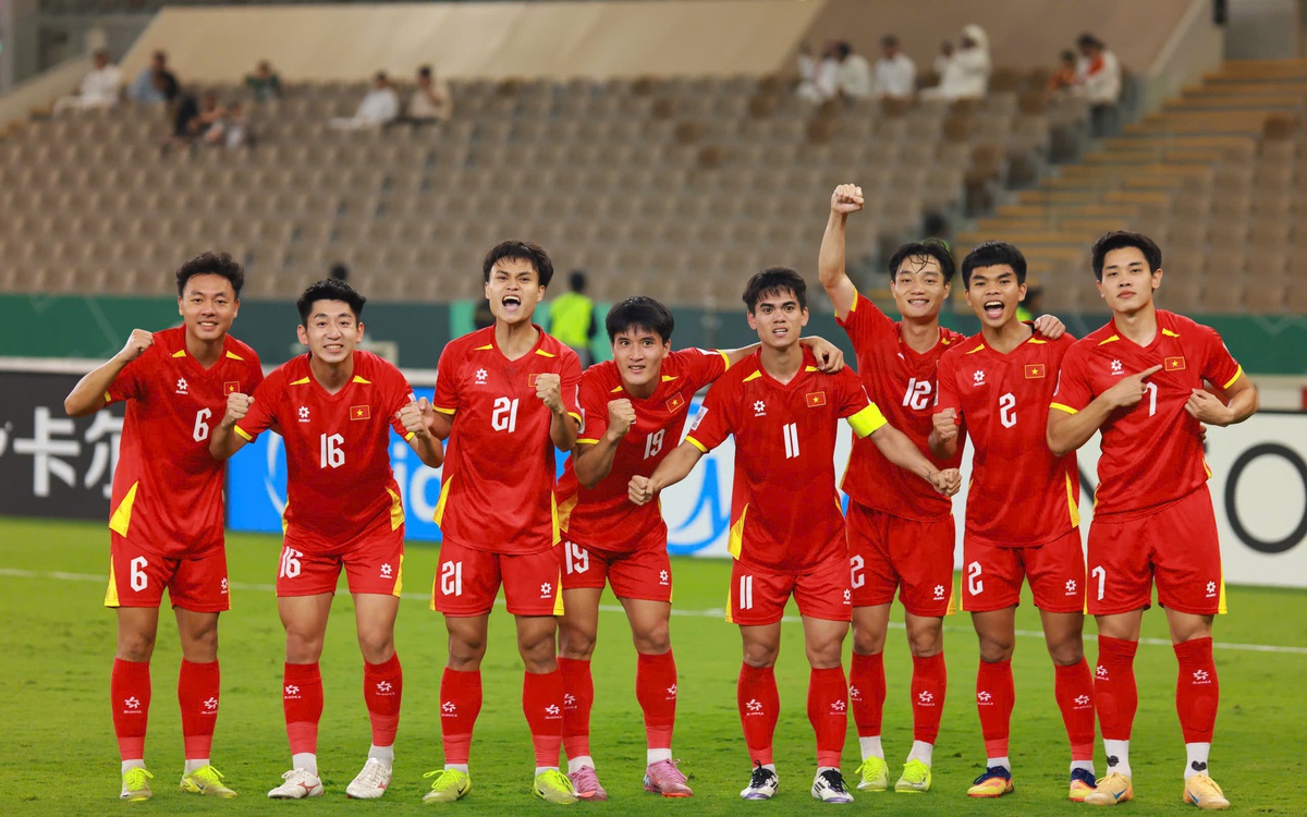 Cả ngày hạnh phúc ngất ngây của cổ động viên U23 Việt Nam, khen đội tuyển tài năng, khỏe, đẹp