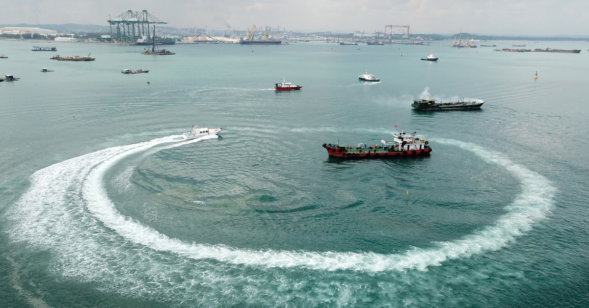 Lồng bè nuôi thủy sản 'tạm trú' kéo dài lấn luồng hàng hải cảng Dung Quất