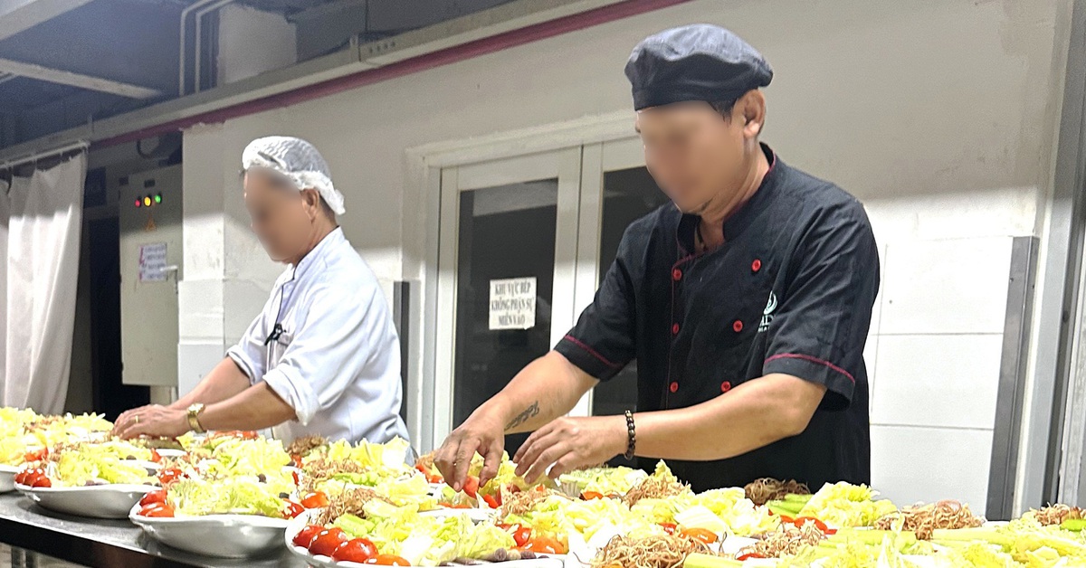 Mất an toàn vệ sinh thực phẩm từ quán bình dân đến nhà hàng, ngăn chặn thế nào?