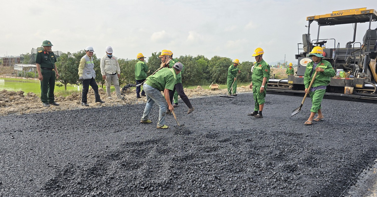 Đổ bê tông nhựa điểm đầu cao tốc ở An Giang chào mừng Đại hội XIV của Đảng
