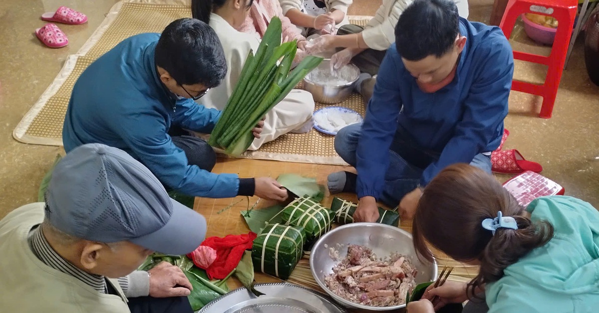 Bên nào cũng có cha mẹ mong ngóng, Tết về nhà ai hay ai về nhà nấy?