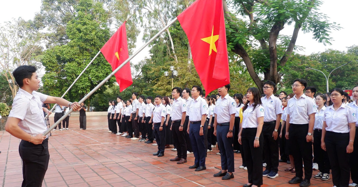 Tuổi trẻ TP.HCM và cả nước đồng loạt chào cờ, hướng về Đại hội XIV của Đảng