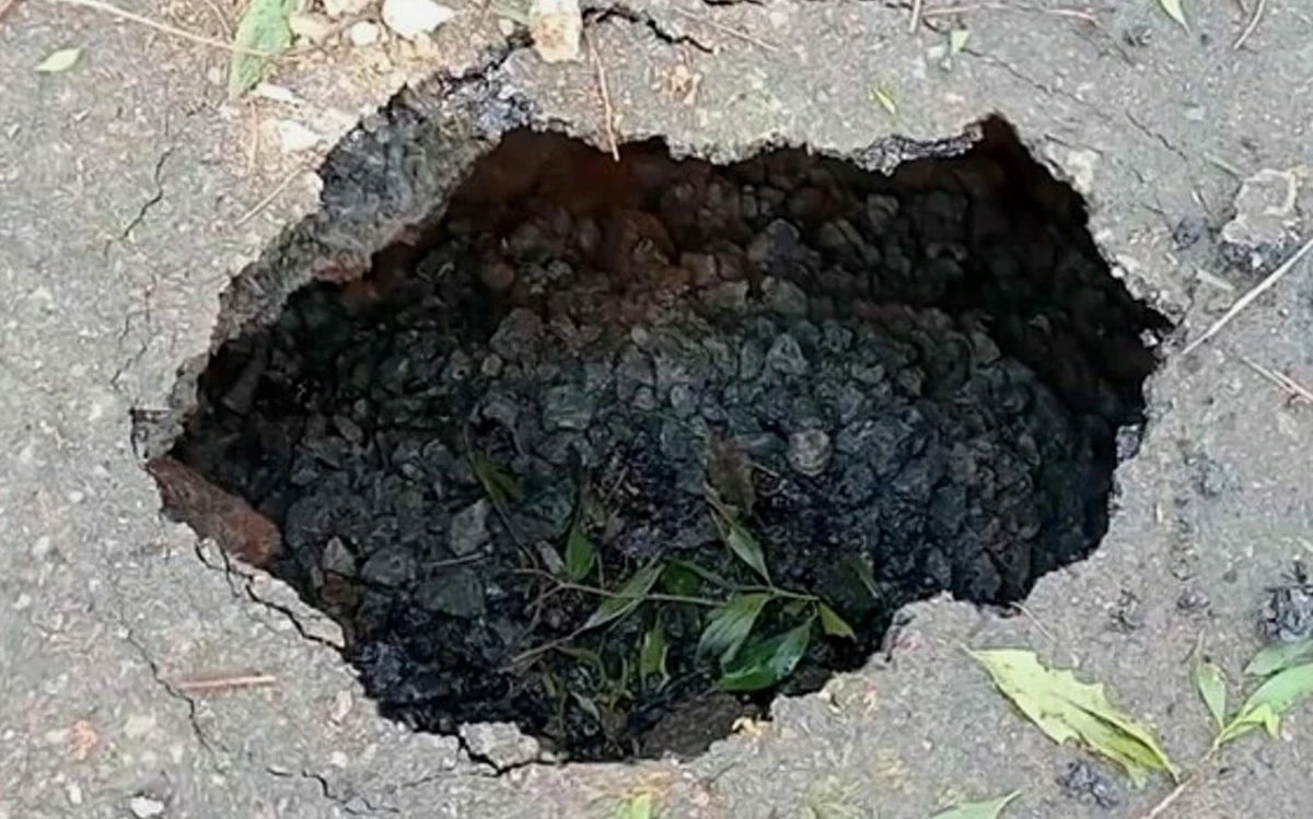 ‘Hố tử thần’ sâu 3m xuất hiện trên quốc lộ tại Quảng Trị