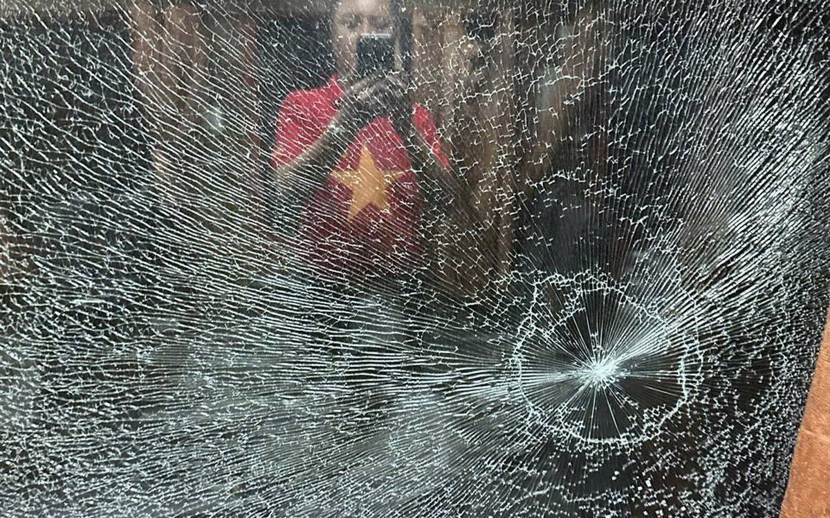 Hai thiếu niên cầm đá ném vỡ kính tàu hỏa SE5