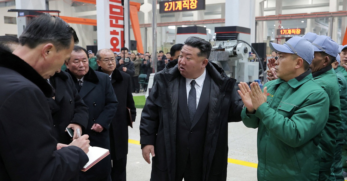 Ông Kim Jong Un cách chức Phó thủ tướng ngay tại nhà máy vì thiếu trách nhiệm