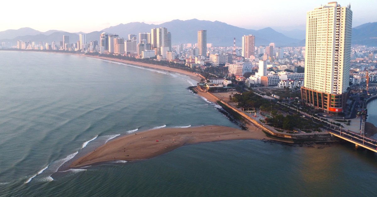 Thú vị hình ảnh cồn cát giống cá heo trên bờ biển Nha Trang