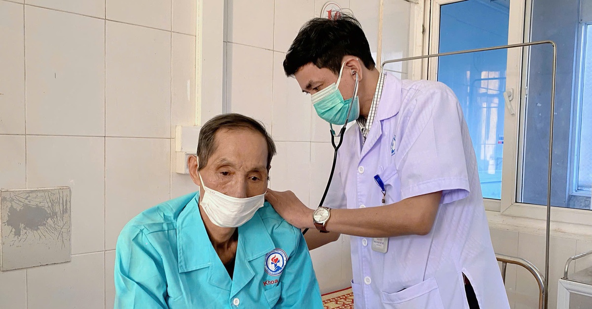 'Ho ra máu sét đánh' hơn 300ml mỗi lần, bệnh nhân 71 tuổi được cứu sống kịp thời