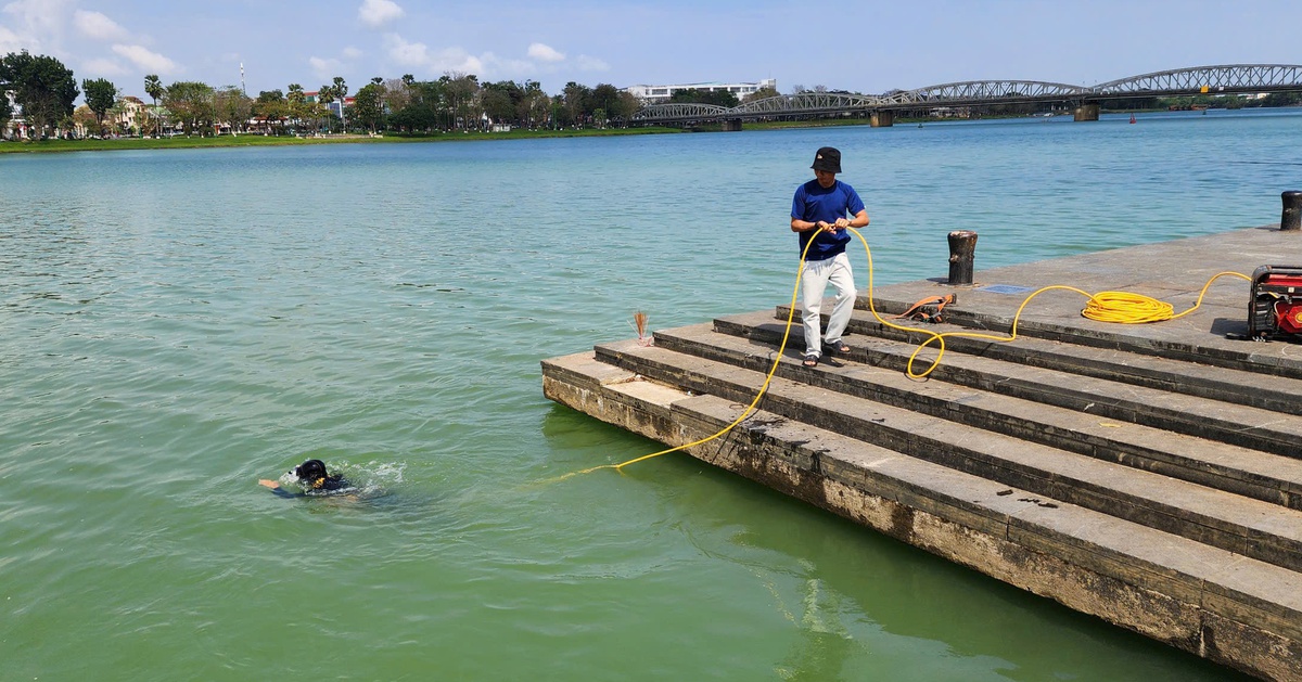 Thợ lặn ở Huế tìm thấy một cây vàng của người dân làm rơi dưới đáy sông Hương