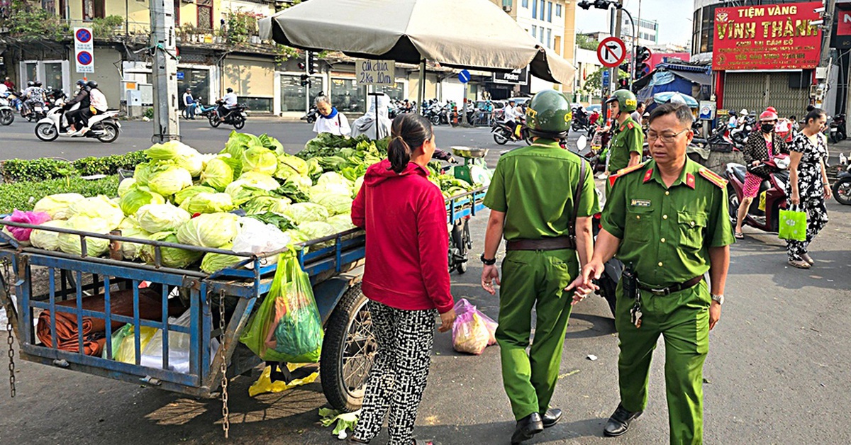 Lắp camera phạt nguội để kiểm soát lấn chiếm vỉa hè, lòng đường