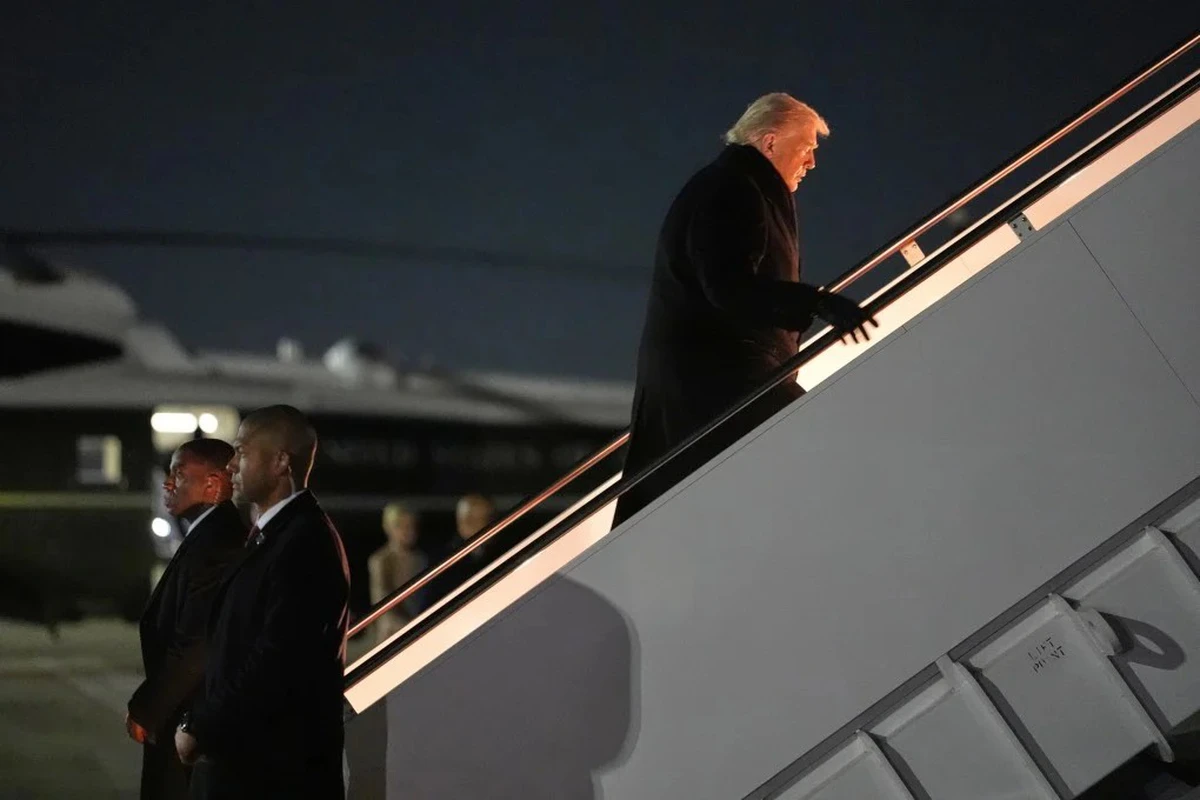 Chuyên cơ chở ông Trump gặp sự cố kỹ thuật, phải ‘quay đầu’ ngay trong đêm