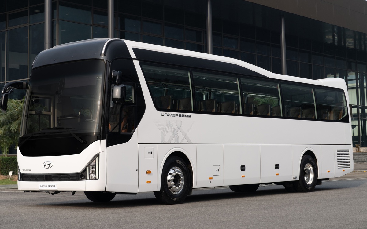 Hyundai ra mắt xe khách mới cho người Việt: Công suất 440 mã lực, 47 chỗ giá từ 4,5 tỉ