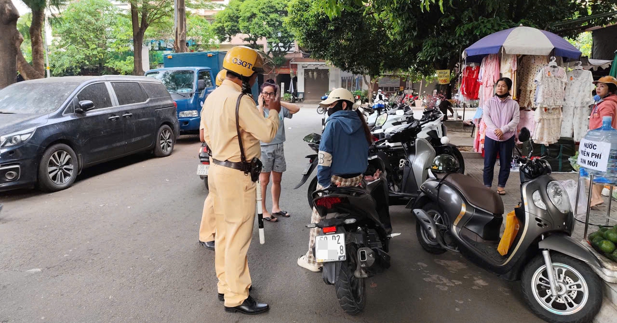 Công an TP.HCM xử lý 'điểm nóng' lấn chiếm vỉa hè trên đường Phạm Văn Bạch, Phan Xích Long