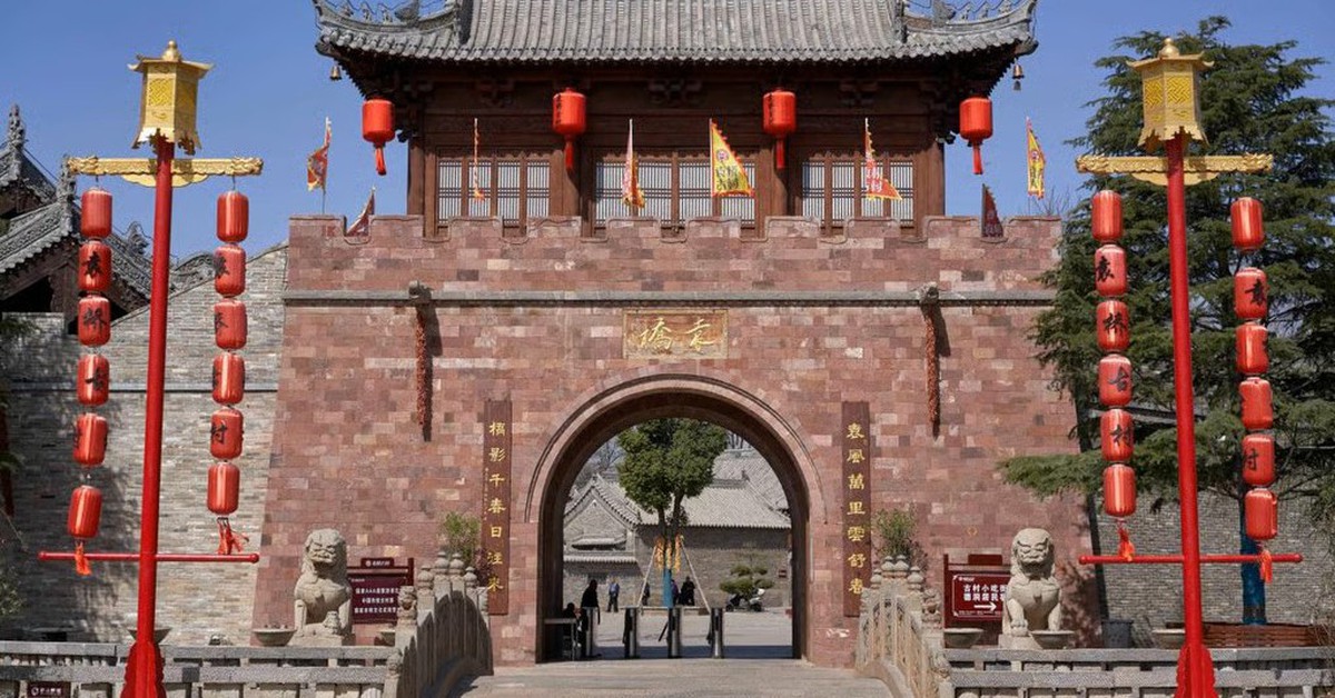 Ngôi làng 600 tuổi ở Trung Quốc thành ‘phim trường’, cả làng đóng phim, con lừa cũng có... cát sê