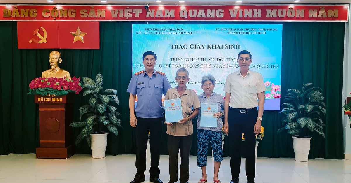 Người đàn ông 66 tuổi được cấp lại giấy khai sinh sau nhiều năm thất lạc