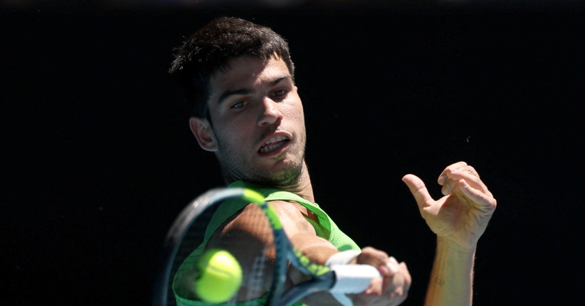 Siêu phẩm đánh bóng giữa 2 chân của Alcaraz tại Giải Úc mở rộng 2026