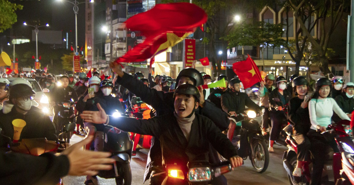 Du khách nước ngoài chung vui cùng người dân Đà Nẵng ăn mừng chiến thắng của U23 Việt Nam