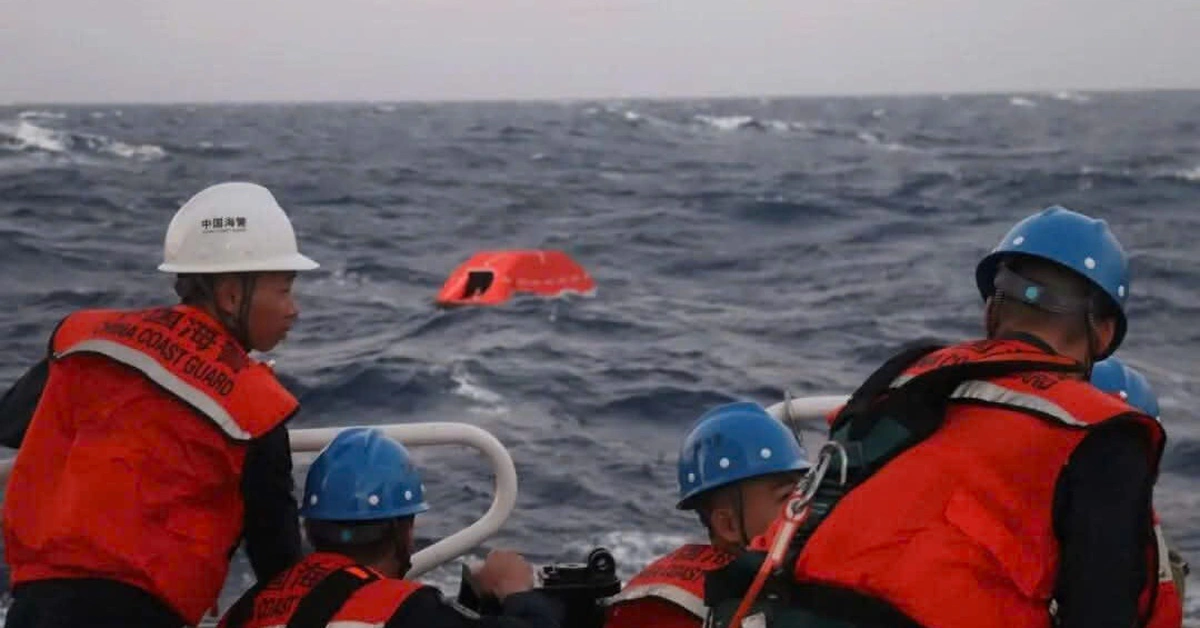 Tàu chở hàng bị lật gần bãi cạn Scarborough, Trung Quốc và Philippines gấp rút cứu hộ