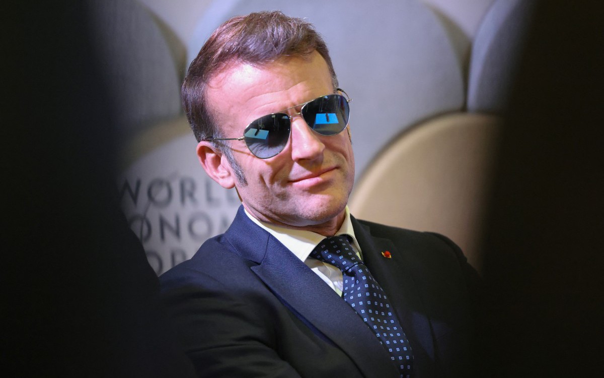 Tổng thống Macron đeo kính râm ở Davos, hãng kính Pháp ‘vỡ trận’ vì đơn đặt hàng