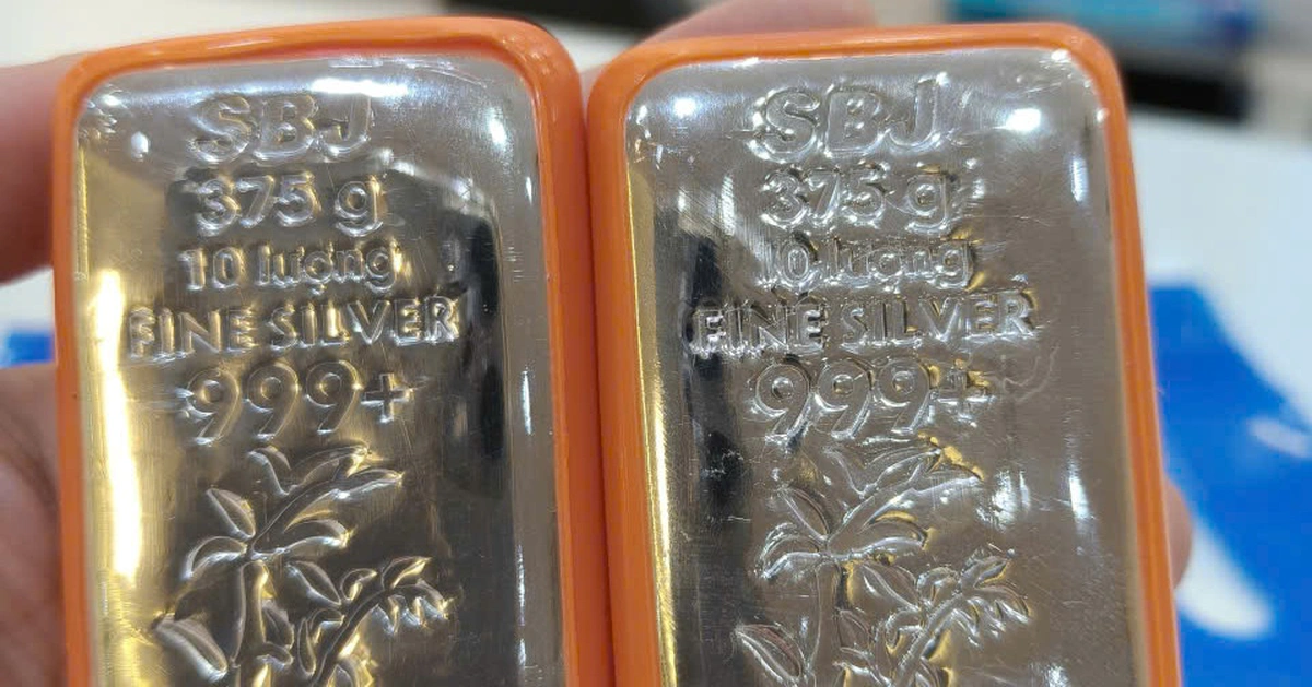 Giá bạc tăng mạnh giữa đêm, vượt 100 USD/ounce