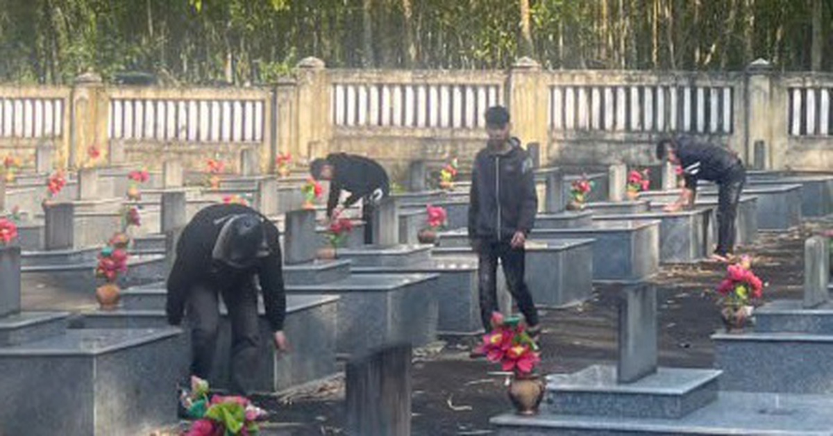 Công an đưa thanh thiếu niên 'bất hảo' đi chăm sóc nghĩa trang liệt sĩ