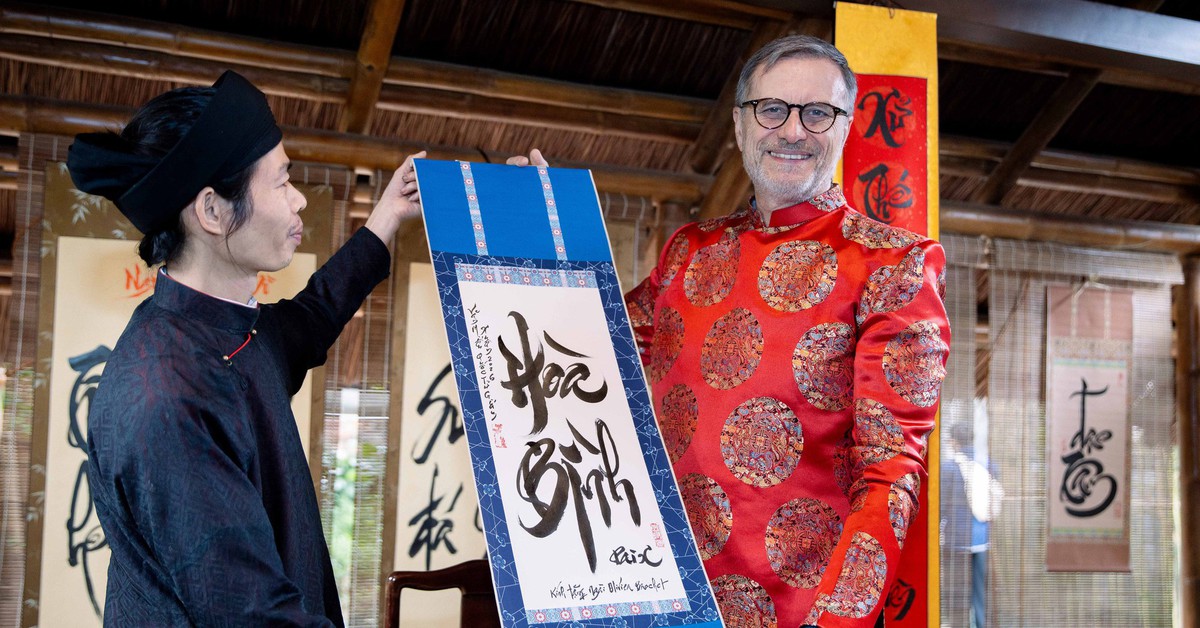 Đại sứ Pháp mặc áo dài, học viết thư pháp ở Văn Miếu - Quốc Tử Giám