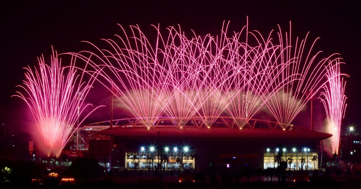 Ngắm màn pháo hoa 'tuyệt đối điện ảnh' trên bầu trời Hà Nội mừng Đại hội XIV của Đảng thành công