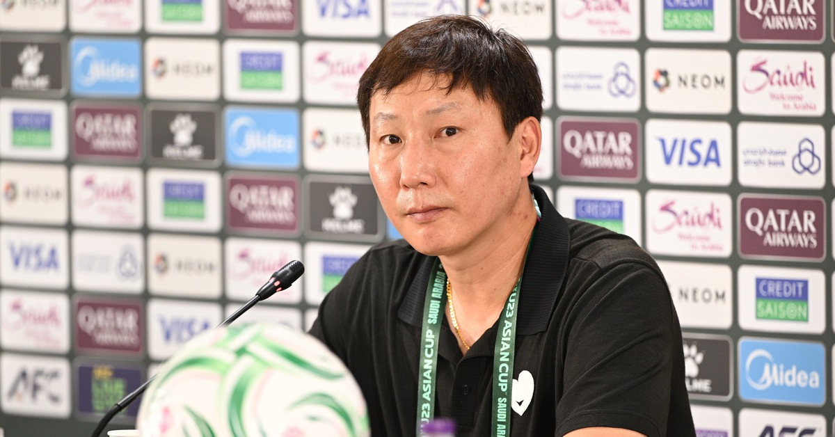 HLV Kim Sang Sik tặng chiến thắng như quà Tết cho người hâm mộ Việt Nam