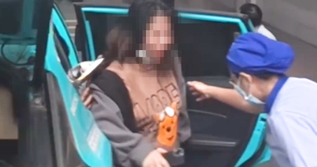 Cảnh sát giao thông dẫn đường cho taxi chở sản phụ chuyển dạ đến Bệnh viện Từ Dũ