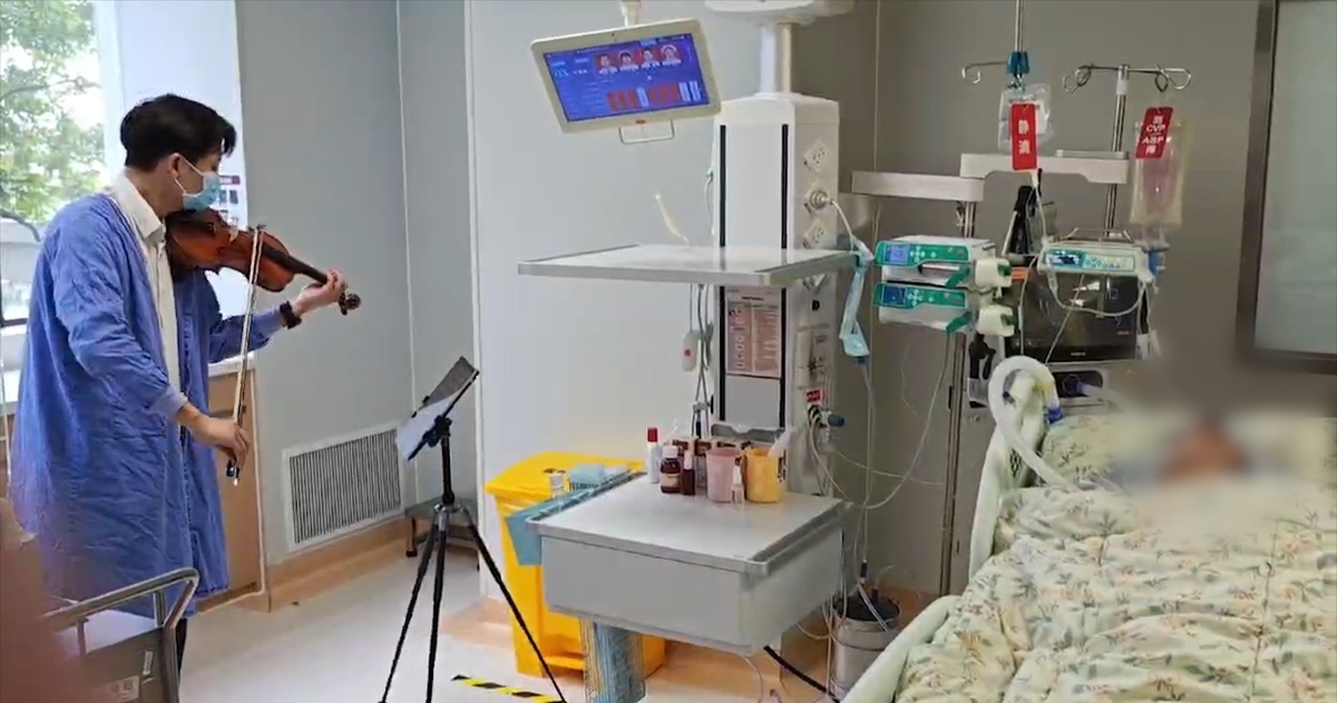 Con trai mời nghệ sĩ kéo violin tiễn người mẹ là giáo viên âm nhạc trong những giờ phút cuối đời