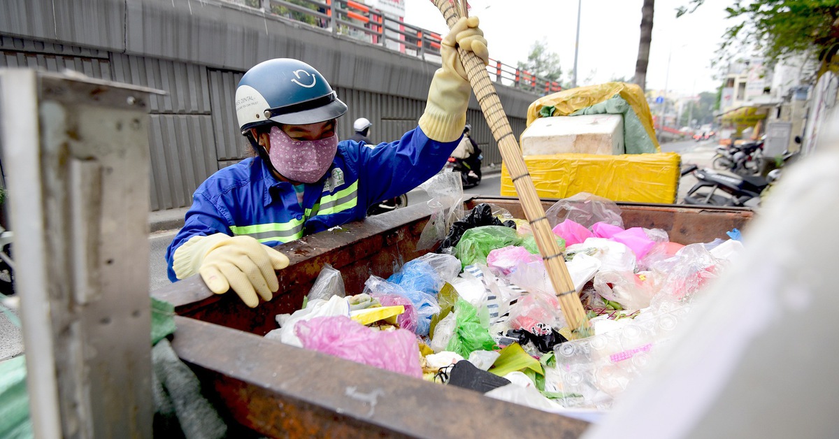 Đón xuân trong lành, thầm biết ơn những 'kiến thợ' thu gom rác