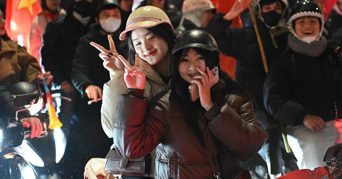 Giới trẻ Hà Nội 'đi bão' mừng U23 Việt Nam thắng Hàn Quốc giữa trời lạnh rét